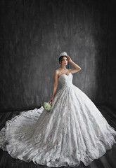 Naklejka premium Beautiful brunette bride with fashion wedding hairstyle.Wedding concept