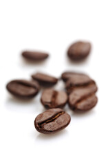 Obraz premium Coffee grains on white background