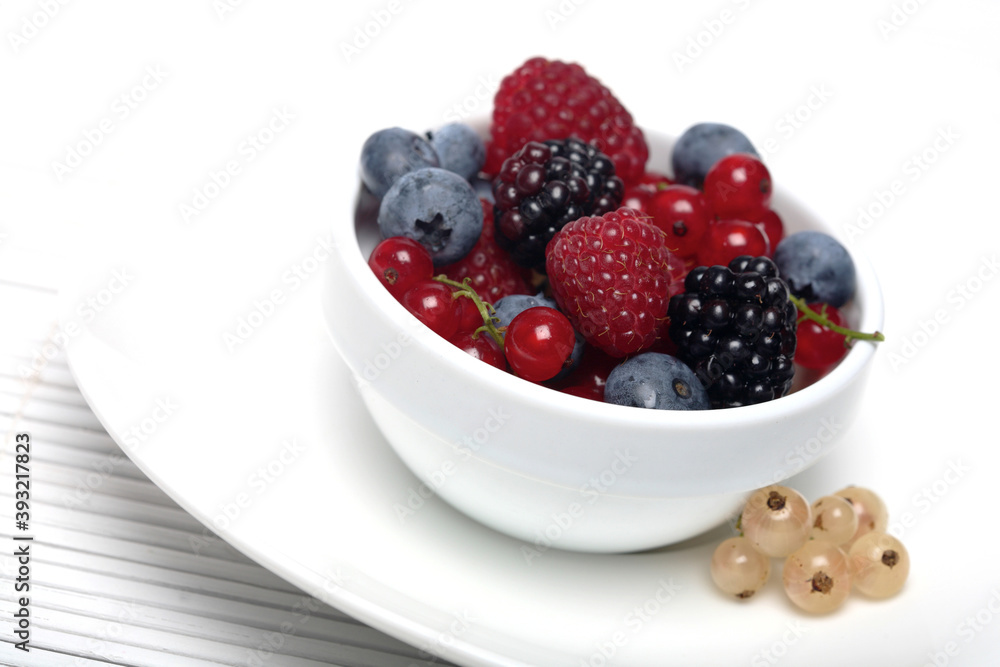 Wall mural berries on white background - close-up