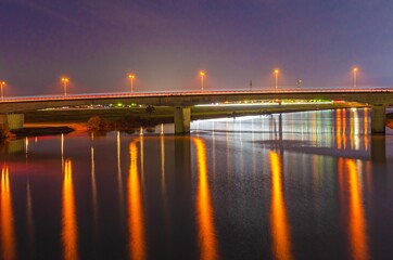 Fototapeta na wymiar 川面に反射する街灯