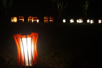 日本の京都の赤色の灯籠と夜景