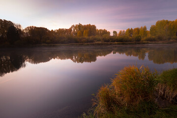 Fototapeta na wymiar Reflections of fall color along the Deschutes river in Bend, Oregon
