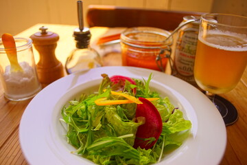 ランチのサラダとビール