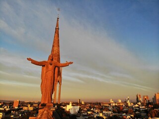 Escultura de Jesus gigante extendiendo los brazos en demostración de gracia al señor y su...