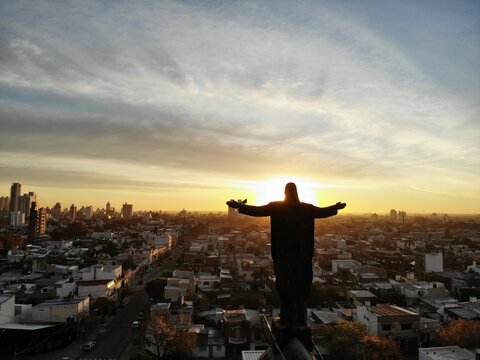 Escultura del se&ntilde;or Jesus extendiendo los brazos al sol en forma de gratitud.
created by dji camera