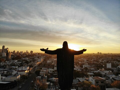 Escultura del se&ntilde;or Jesus extendiendo los brazos al sol en forma de gratitud.
created by dji camera