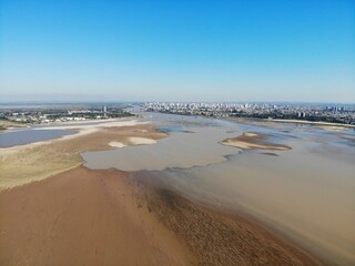 Sequía y bajante histórica de la laguna Setubal en la ciudad de Santa Fe - Argentina con la ciudad de fondo
created by dji camera