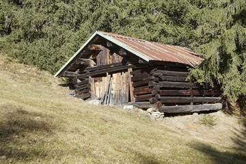 Fototapeta na wymiar Alte Berghütte in den Allgäuer Alpen 