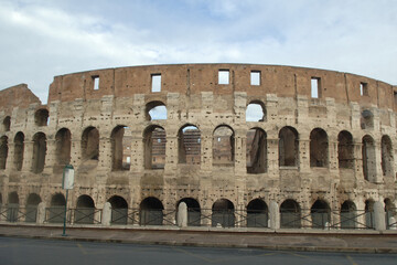 Fototapeta premium rome, architecture, italy, ancient, colosseum, rome, colosseum, amphitheater, arena, landmark, roma, monument, europe, building, history, travel, old, stone, sky, amphitheater, tourism, italian, arch,