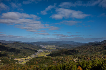 紅葉の山と青空、田舎の風景。京都府与謝郡与謝野町
