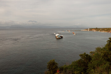Obraz premium Toya Pakeh Harbour Nusa Penida Bali Indonesia. View of turquoise water in bay. In the background, the island of Bali and the majestic volcano Gunung Agung