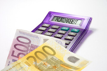 Euro Geldscheine, Taschenrechner und die Kurzarbeit