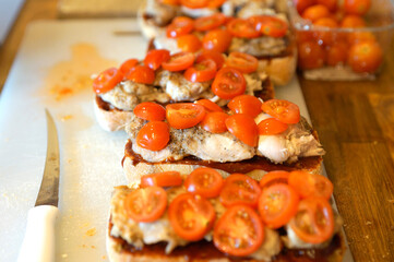 Making Chicken Tomato Sandwiches with Barberu Sauce.