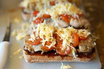 Making Chicken Tomato Sandwiches with Barberu Sauce.