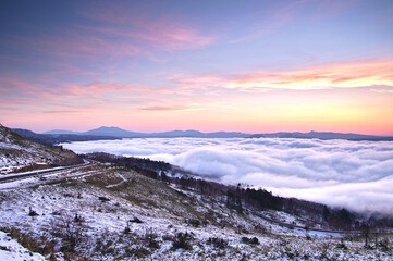 Fototapeta na wymiar 早朝の峠から広がる雲海の風景