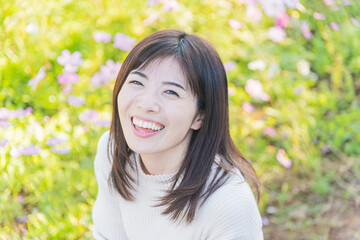 Fototapeta premium お花畑で微笑む女性