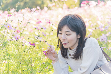 お花畑で微笑む女性