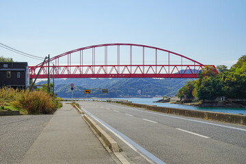 道路の先に見える赤い鉄橋　広島県・向島大橋