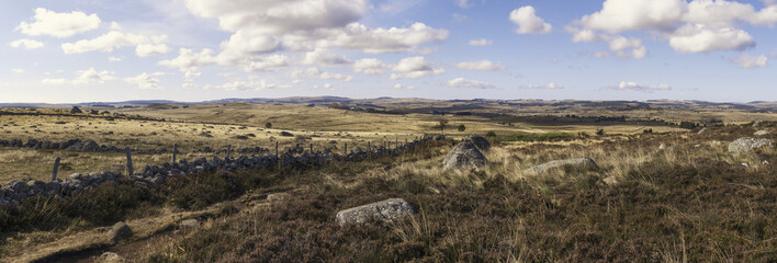 Sur le chemin de Compostelle, la travers&eacute;e sur le chemin de la via Podiensis, les paysages du parc R&eacute;gional de l'Aubrac dans le Massif Central.
