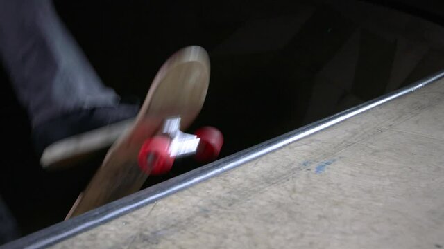 Indoor Skateboarding dunkel Nahaufnahme 2