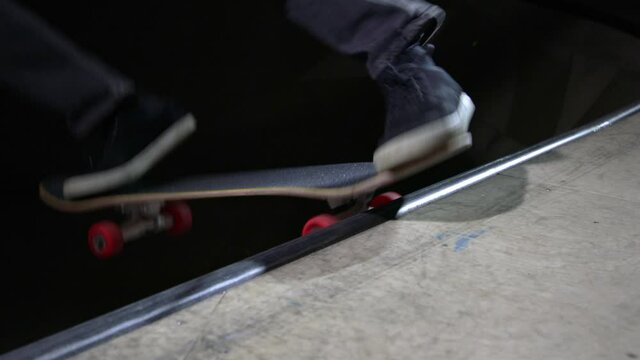 Indoor Skateboarding dunkel Nahaufnahme 1