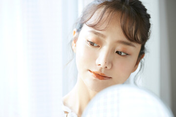 若い女性の窓辺のビューティーポートレート