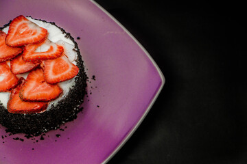 foto de pastel de chocolate de fresas con crema pastelera y chispas de chocolate