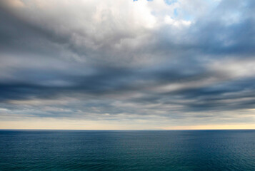 Naklejka na ściany i meble ドラマチックな海と空のイメージ