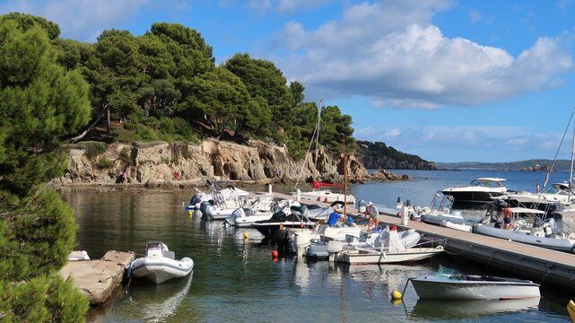 Presqu&rsquo;&icirc;le de Giens &agrave; Hy&egrave;res, bateaux &agrave; moteur dans le port du Niel, sur la c&ocirc;te d&rsquo;azur au bord de la mer M&eacute;diterran&eacute;e (France)