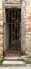 Fototapeta premium Grille de porte ouvragée à Fanjeaux, France