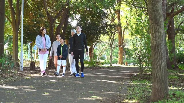 公園を散歩する３世代家族