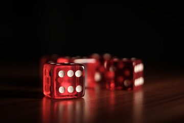 on a wooden plate there are 5 red dice next to each other