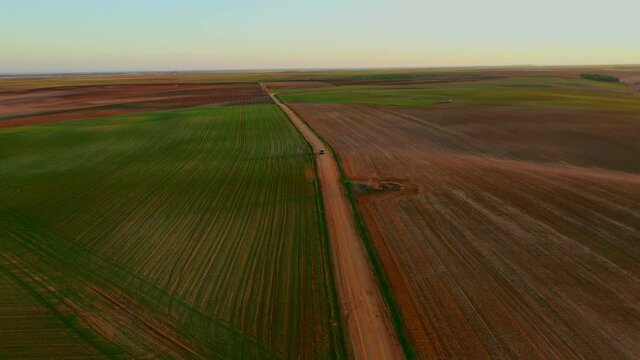 Seguimiento de un coche a trav&eacute;s de un campo castellano