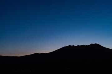 夕暮れ時に浮きあがる美しい山のシルエット　御嶽山