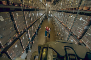 Obraz premium Two people in megastore with lots of containers on the shelves