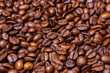 Naklejka premium roasted coffee beans background texture top view.
