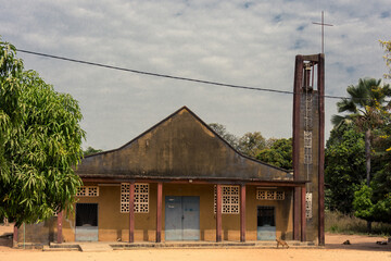 Fototapeta na wymiar Iglesia catolica del pequeño pueblo rural de Mlomp, en la región de Casamance, en el sur del Senegal