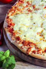 pizza aux fromages sur une table en bois