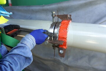 Fit-up control of the butt joint of the pipeline with Hi-Lo welding gauge. Measures internal...