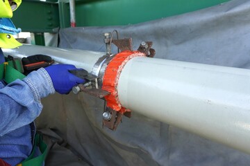 Fit-up control of the butt joint of the pipeline with Hi-Lo welding gauge. Measures internal...