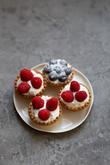 Summer fruit bowl tartlets wit raspberry and blueberry