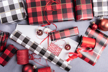 Verpackte Geschenke zu Weihnachten mit Packpapier im Karomuster