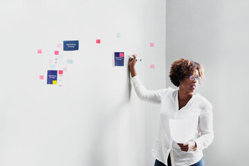 Fototapeta premium Black businesswoman presenting marketing plan