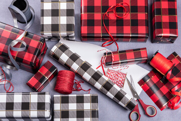 Verpackte Geschenke zu Weihnachten mit Packpapier im Karomuster