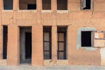 Obraz na płótnie Canvas Detalle de una casa tradicional construida con adobe, en el pequeño pueblo rural de Mlomp, en la región de Casamance, en el sur del Senegal