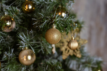 Fototapeta na wymiar Beautifully decorated Christmas tree with golden balls.