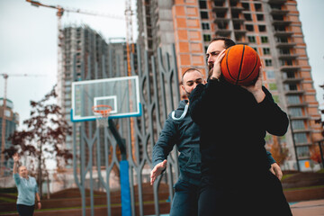 A group of amateurs friends  gathered to play basketball on the court