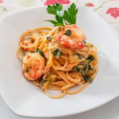 Linguine con gamberi, zucchine e prezzemolo