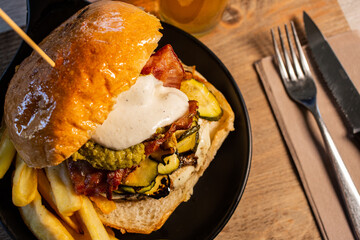 Panino da pub con hamburger, provola affumicata, zucchine grigliate, bacon croccante e maionese