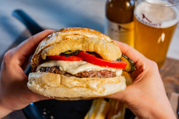 Panino da pub con hamburger, provola affumicata, pomodori, zucchine grigliate e humus al limone